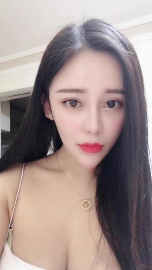 喜欢在家里的大胸妹妹 第3张