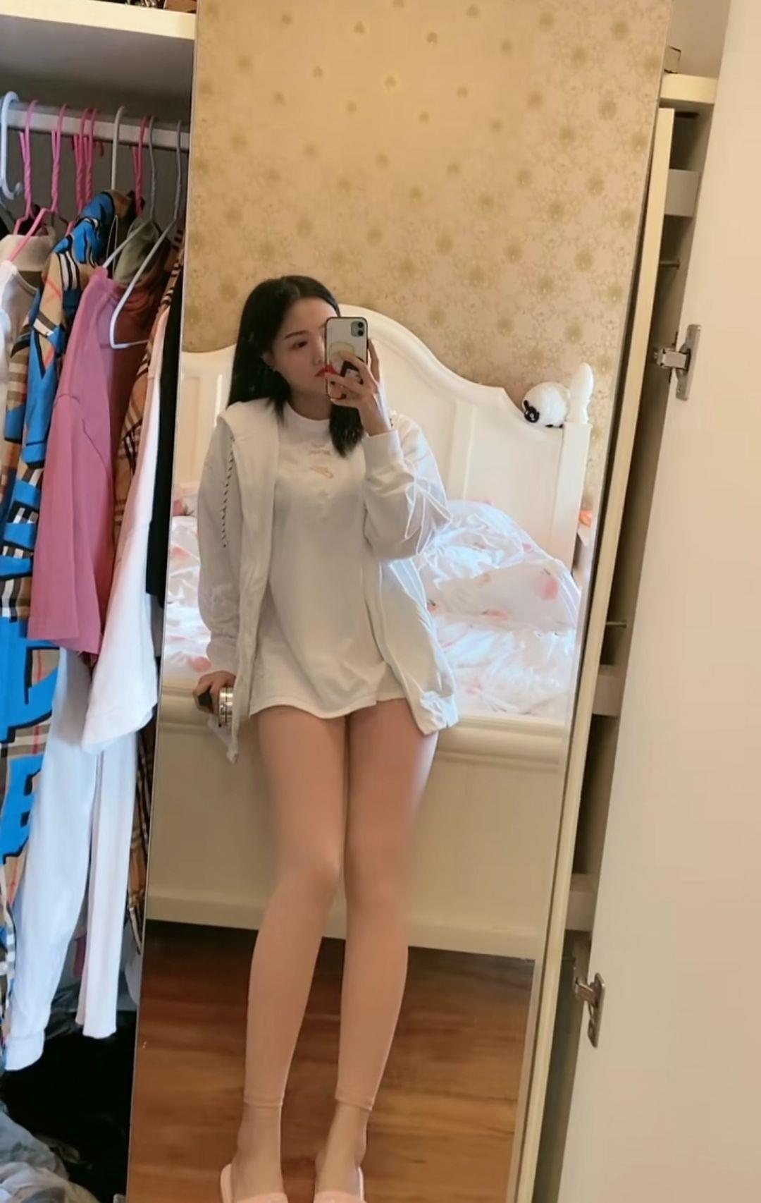 一位97年性紧致美女，超嫩，水滑。 第3张