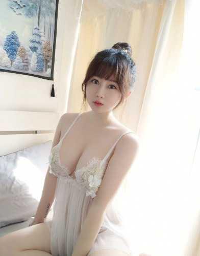 极品兼职小骚女，身材爆灯屁股很翘，服务走心放得开 第1张