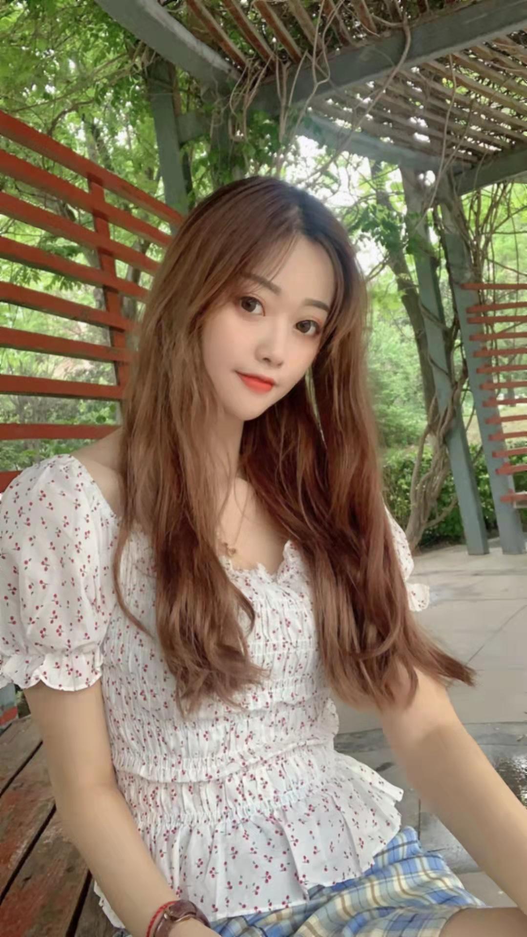 百脑汇这边的一个年轻妹子 第2张